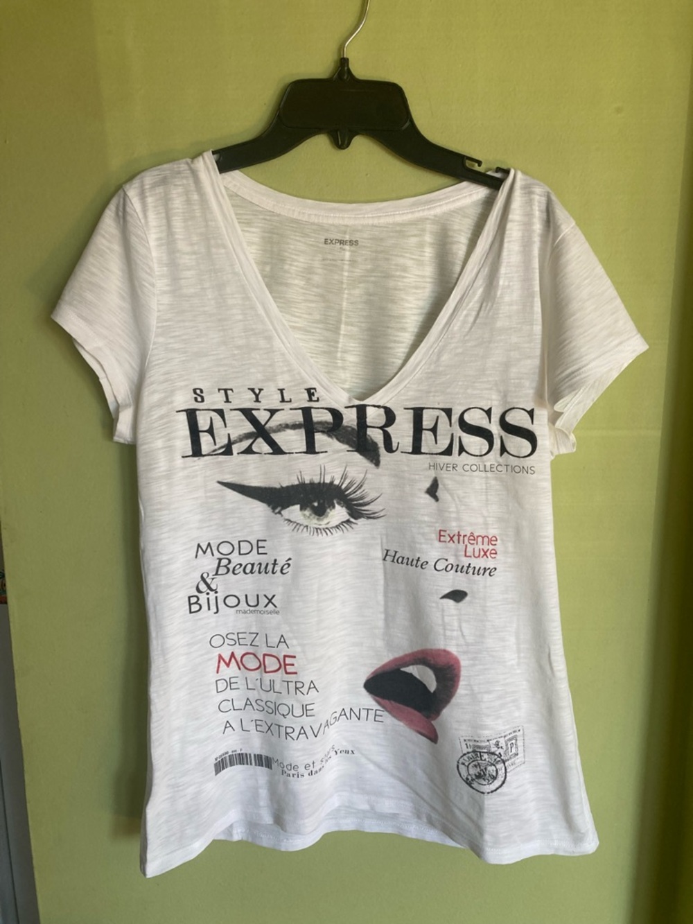 Express White Graphic V-Neck Tee with Black & Red Print Rare 100% Cotton